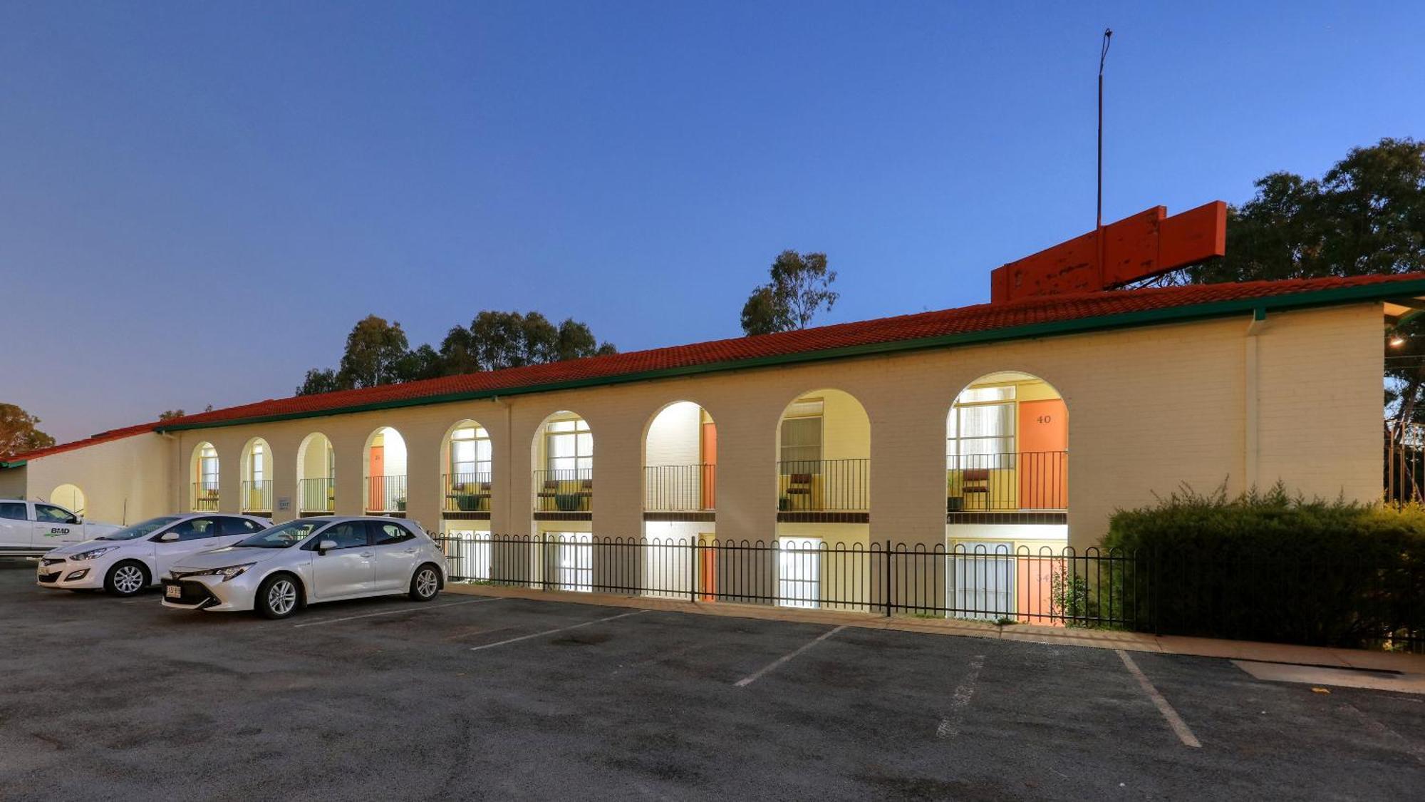 Bishops Lodge Narrandera Extérieur photo