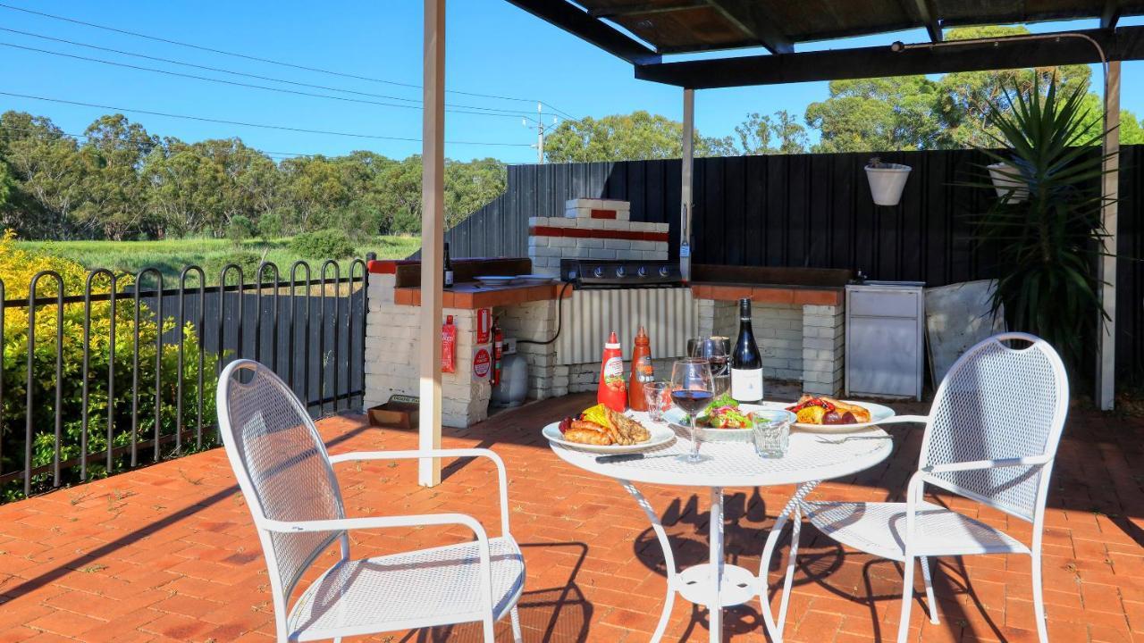 Bishops Lodge Narrandera Extérieur photo