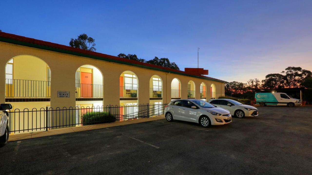 Bishops Lodge Narrandera Extérieur photo