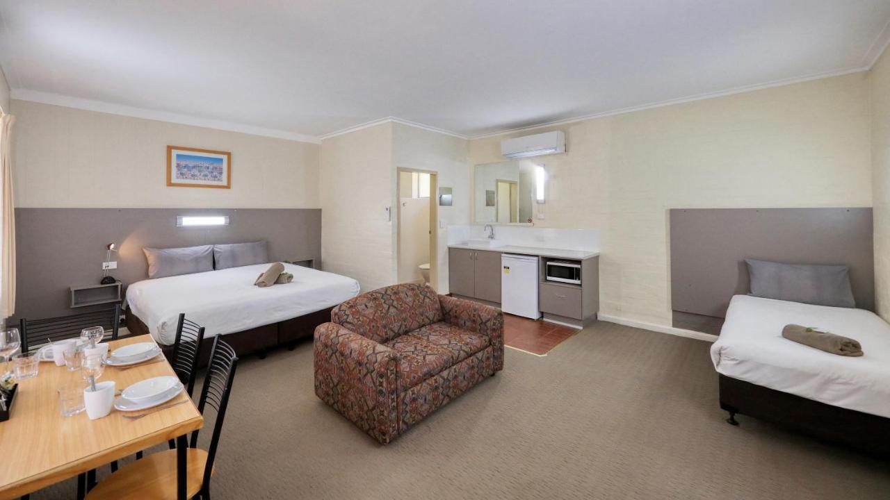 Bishops Lodge Narrandera Extérieur photo