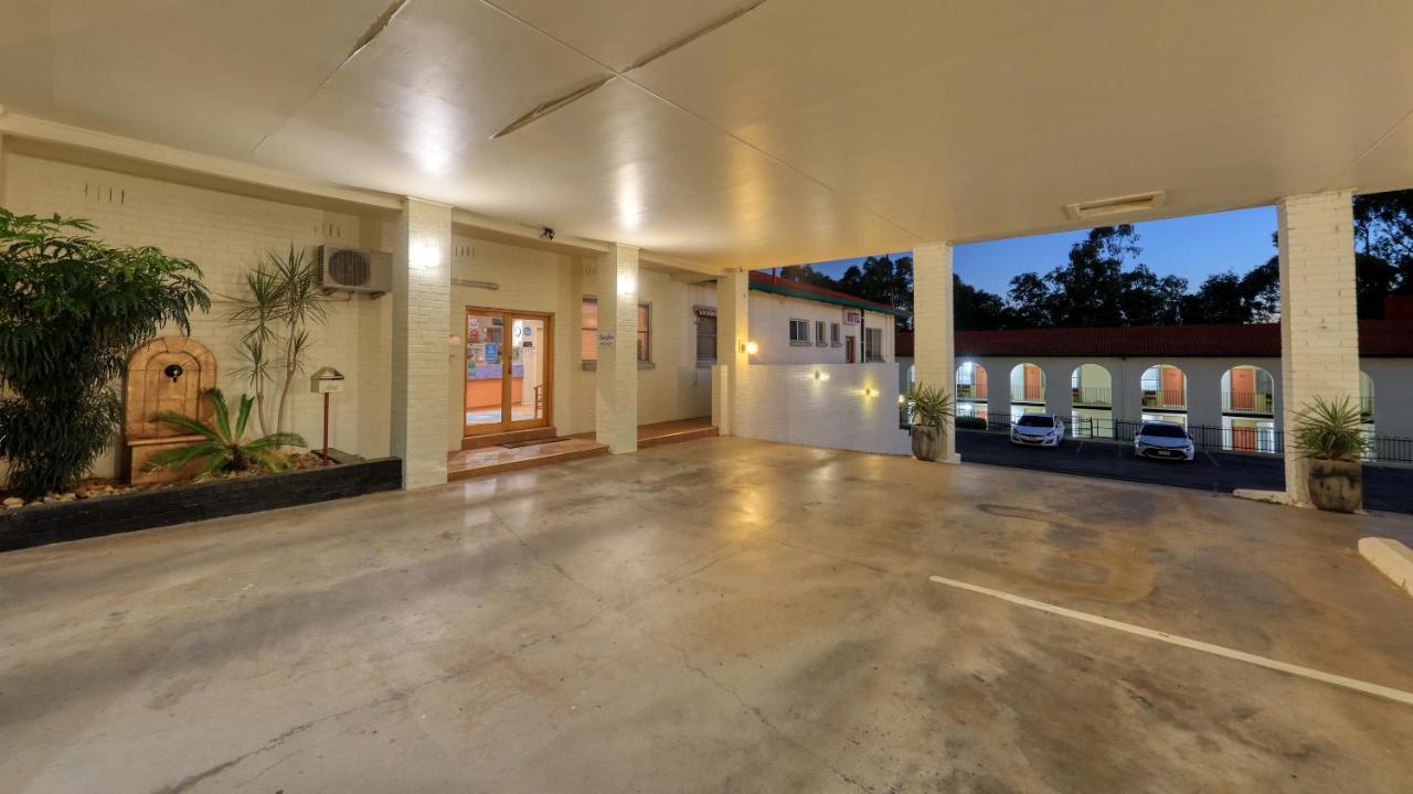 Bishops Lodge Narrandera Extérieur photo