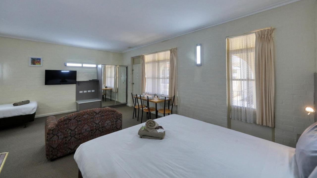 Bishops Lodge Narrandera Extérieur photo