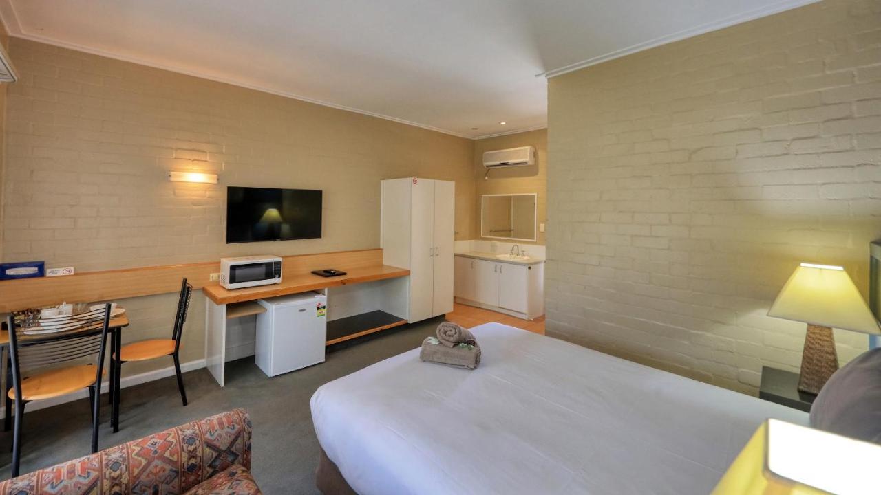 Bishops Lodge Narrandera Extérieur photo