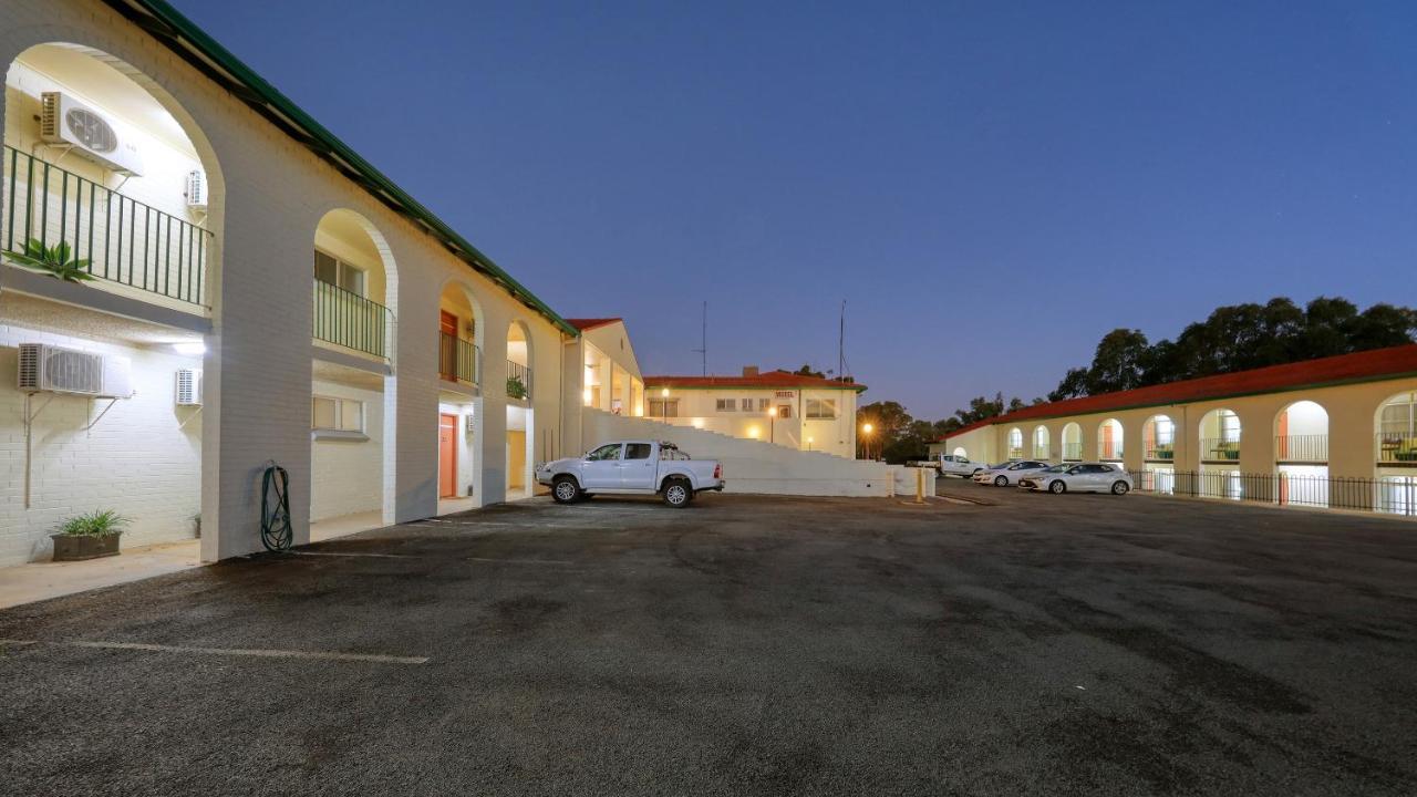 Bishops Lodge Narrandera Extérieur photo