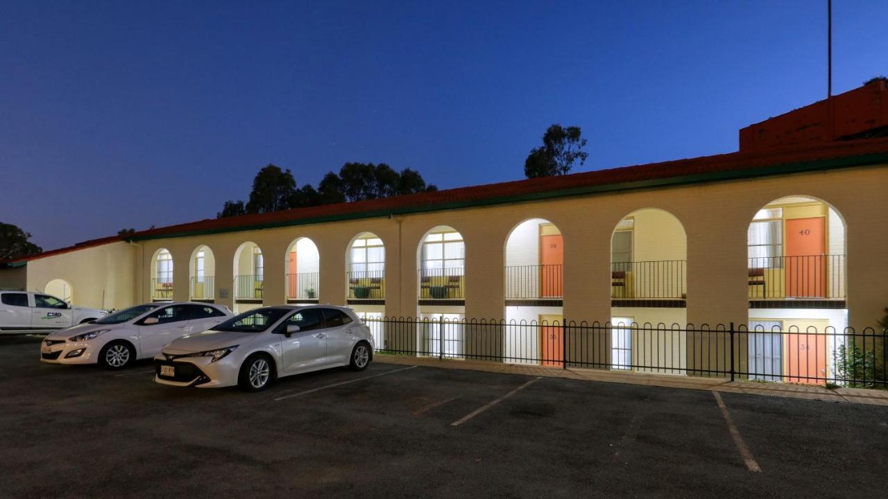Bishops Lodge Narrandera Extérieur photo