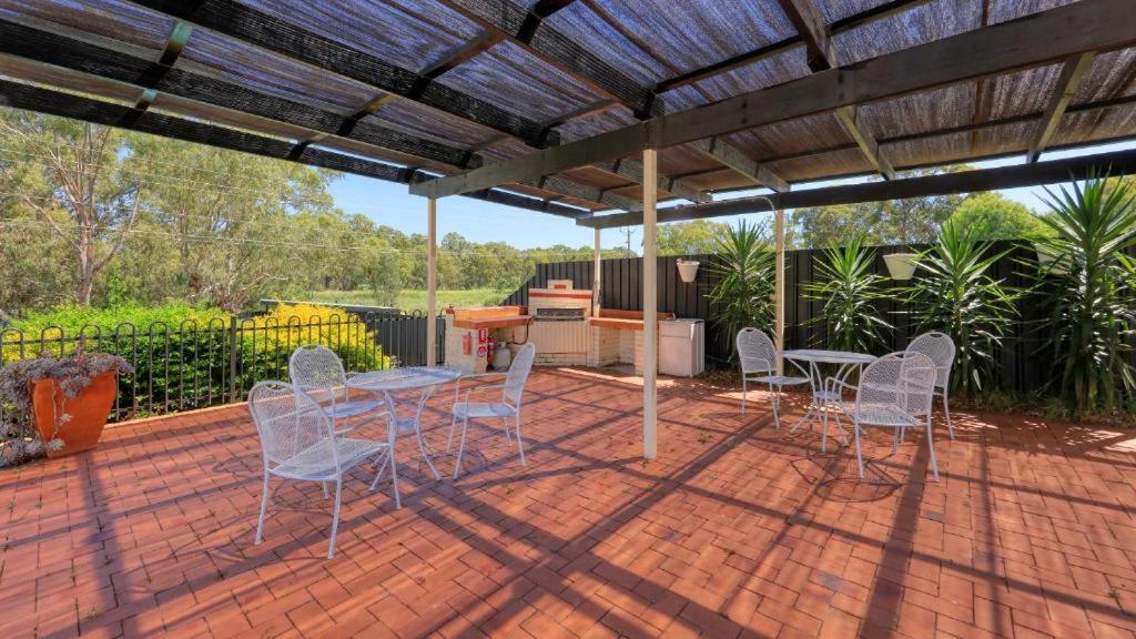 Bishops Lodge Narrandera Extérieur photo